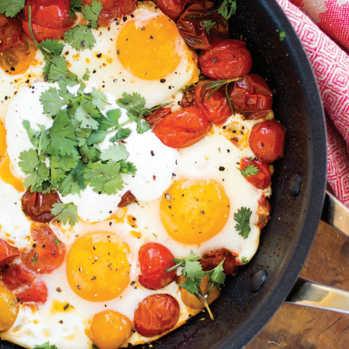 One-Pan Eggs with Tomatoes, Rosemary & Yoghurt (Easy High-Protein Breakfast)