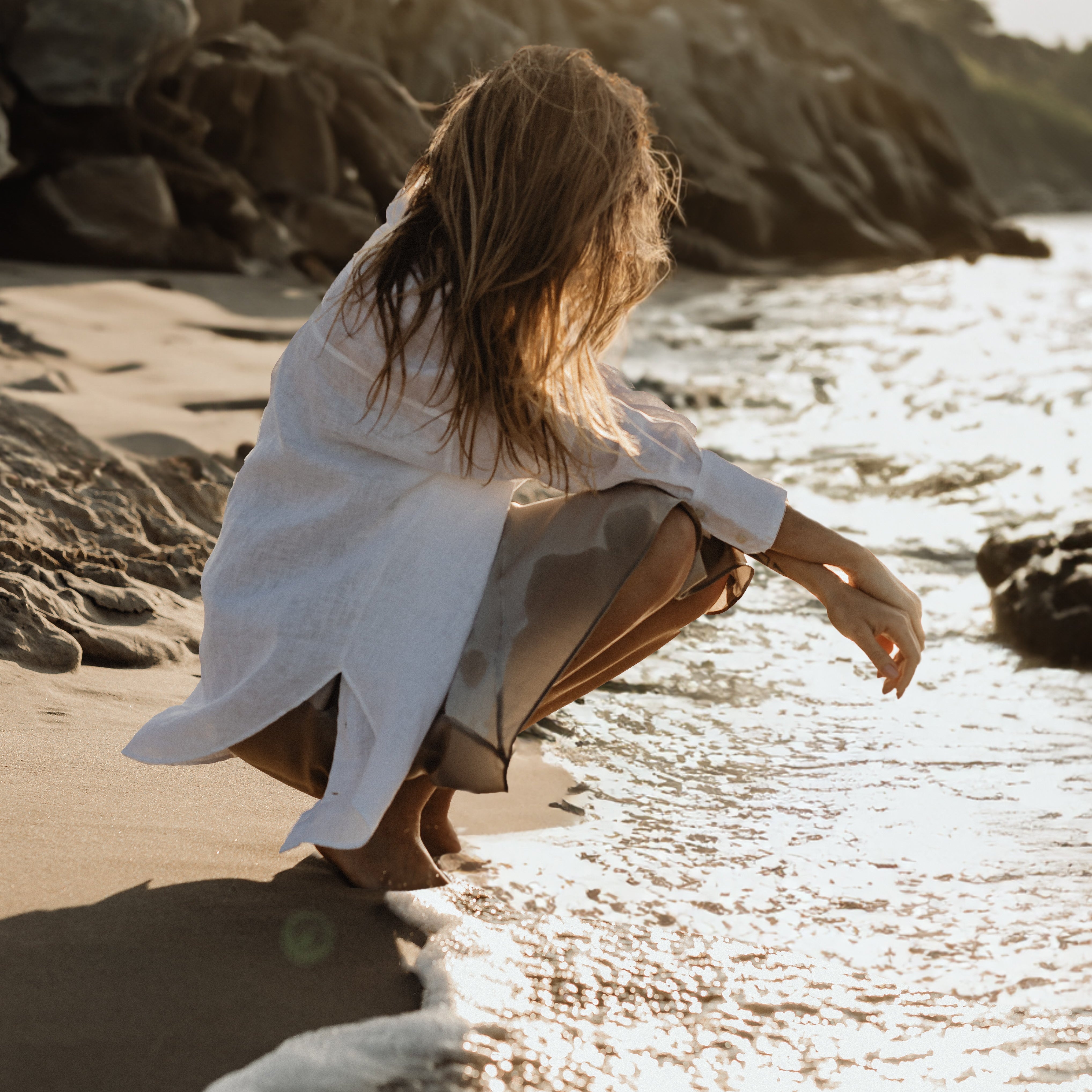 Female silhouette with sunset glow. Supports women’s stress resilience, hormonal balance, and sleep with its proven adaptogenic benefits.