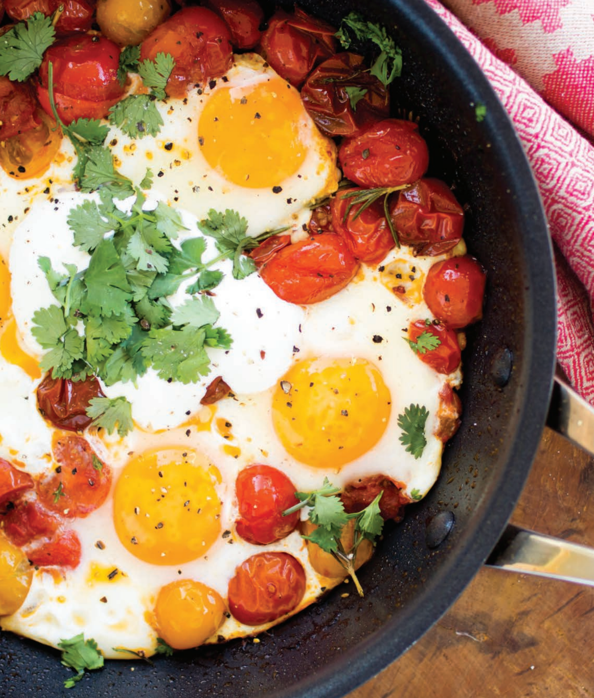 One-Pan Eggs with Tomatoes, Rosemary & Yoghurt (Easy High-Protein Breakfast)
